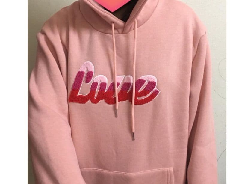 También podrías adquirir una sudadera para mantenerte calientito en invierno; la prenda hace referencia a la canción "Boy with Luv".