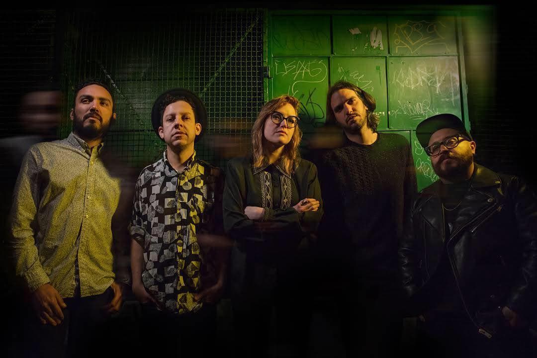 Después de ausentarse unos años de los escenarios y las grabaciones, el grupo mexicano vuelve a darnos nueva música.Hello Seahorse! vuelve con el nuevo álbum "Estimulante" donde nos traen una nueva propuesta musical totalmente renovada y nueva.La agrupación mexicana tocará sus nuevos sencillos en la carpa Doritos el sábado 16 de marzo.