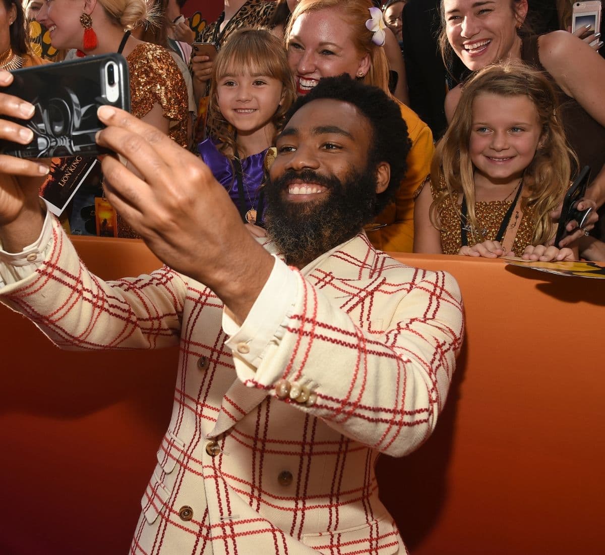 Donald Glover posó con algunos de sus fans. "El Rey León es una grandiosa adaptación de una película iconica", aseguró Germain Lussier el reportero de Gizmodo.