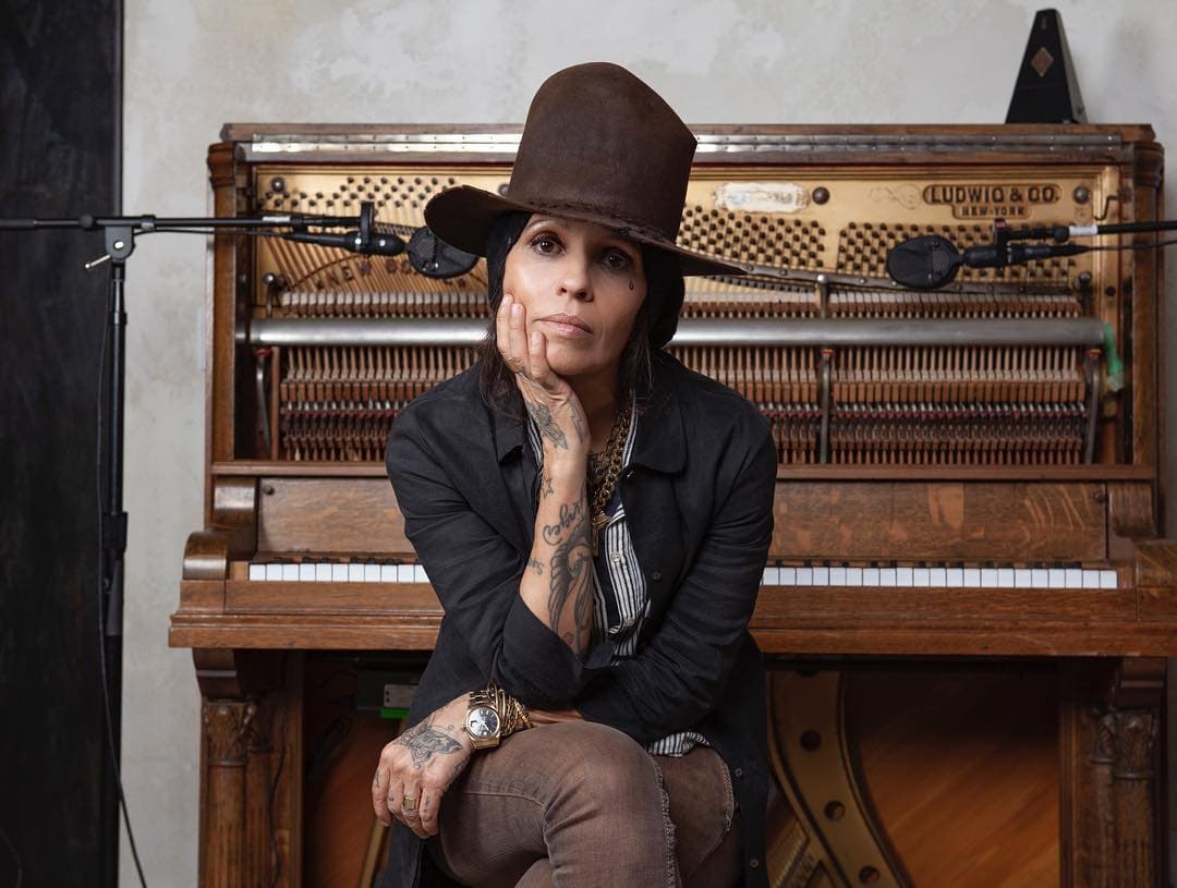 Linda Perry, ex vocalista de "4 Non Blondes", ha demostrado que su talento musical va más allá de su voz. Actualmente es una de las productoras de música más importante en los últimos años, Perry ha colaborado con artistas como Gwen Stefani, Christina Aguilera, Pink, entre otras.