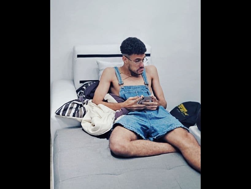 En las fotografías del “Bad Bunny cubano” se puede ver al doble vestido e imitando los gestos del cantate de trap.