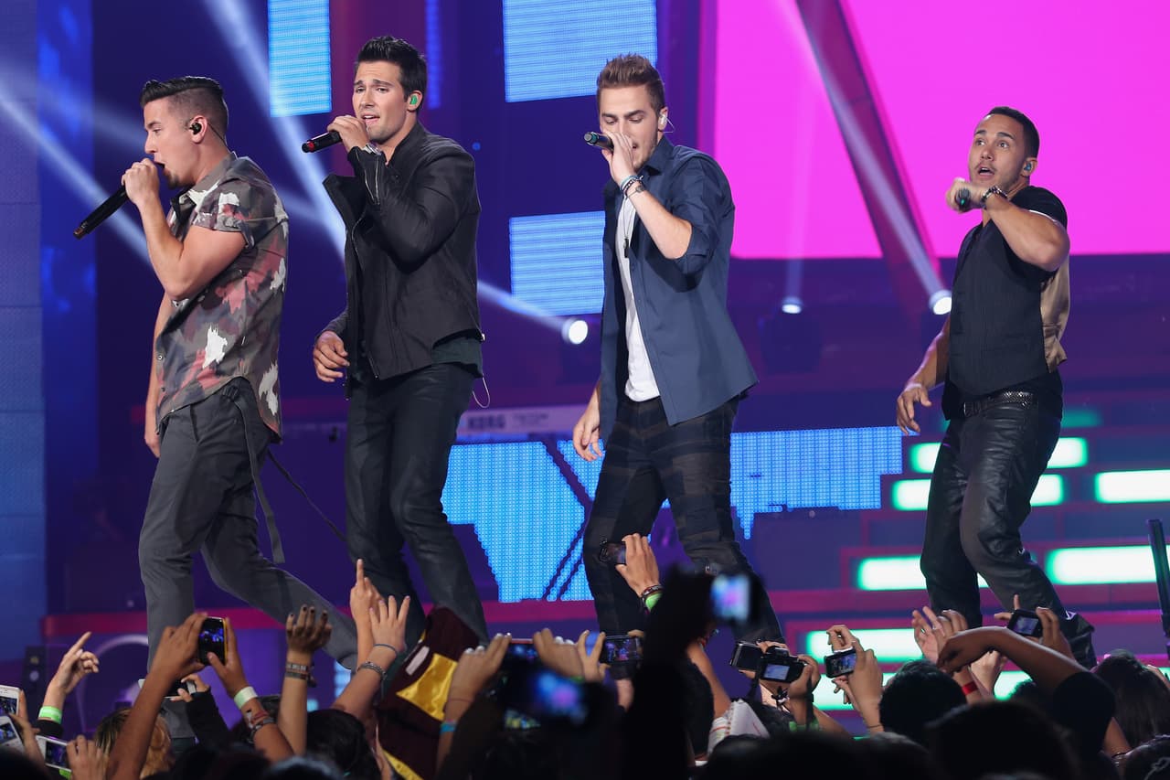 MEXICO CITY, MEXICO - AUGUST 31: (L-R) Logan Henderson, James Maslow, Kendall Schmidt and Carlos Roberto Pena Jr. of Big Time Rush perform onstage during the Kids Choice Awards Mexico 2013 at Pepsi Center WTC on August 31, 2013 in Mexico City, Mexico. (Photo by Victor Chavez/WireImage)