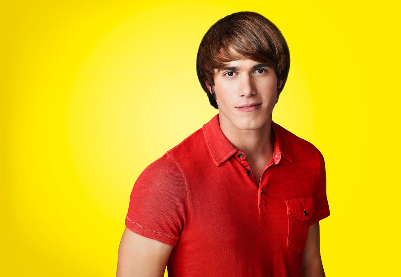Otro caso que alimenta las teorías de la “maldición de Glee” es el caso de Blake Jenner, que interpretó a “Ryder Lynn”, y denunció que su expareja, Melissa Benoist, quien también formaba parte del elenco y dio vida a “Marley Rose”, abusó físicamente de él.