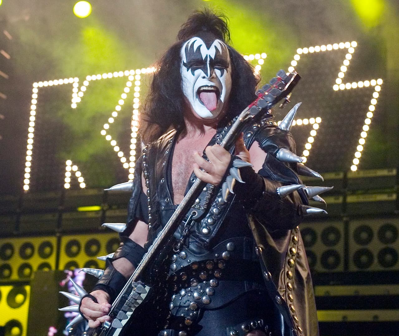 Gene Simmons durante un concierto de KISS realizado en 2004