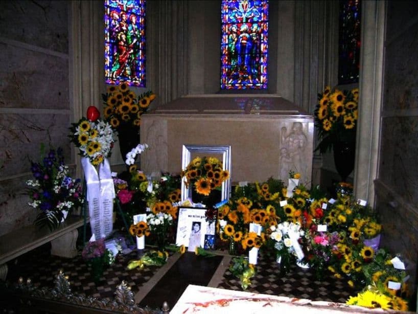 En México se honra a los muertos el 2 de noviembre de cada año, por ello te dejamos las tumbas más emblemáticas del mundo de la música.El indiscutible "Rey del Pop" murió el 25 de junio del 2009, dejando atrás un legado imposible de superar. El acceso es privado, pero cada aniversario luctuoso cientos de fans pueden visitar a Michael Jackson en Forest Lawn Memorial Park de California.