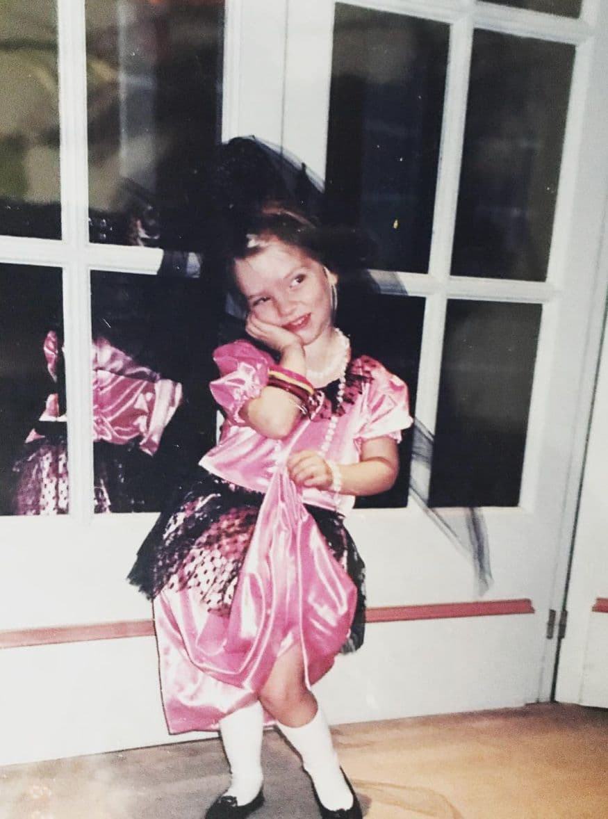 La actriz es la menor de seis hermanos y cuando tenía apenas unos meses de nacida, su familia se mudó a Argentina, por lo que el español es su primera lengua.