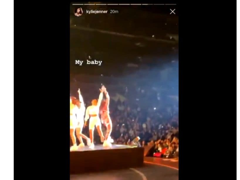 La foto surgió luego de que Kylie Jenner compartiera en sus historias de Instagram que fue a ver a la española en un concierto que ofreció en Los Ángeles, California, llamándola "mi bebé".