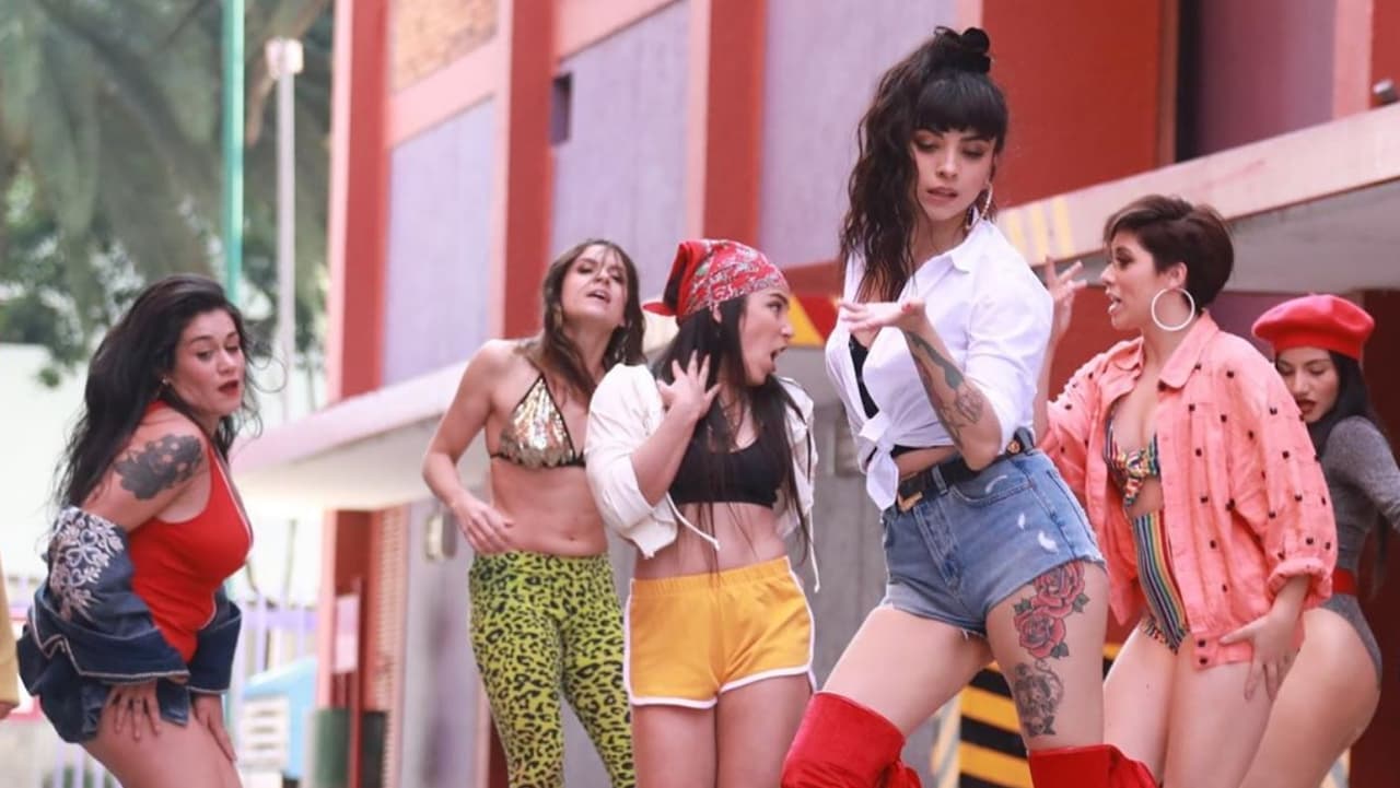 Laferte estrena video de 'Caderas Blancas'