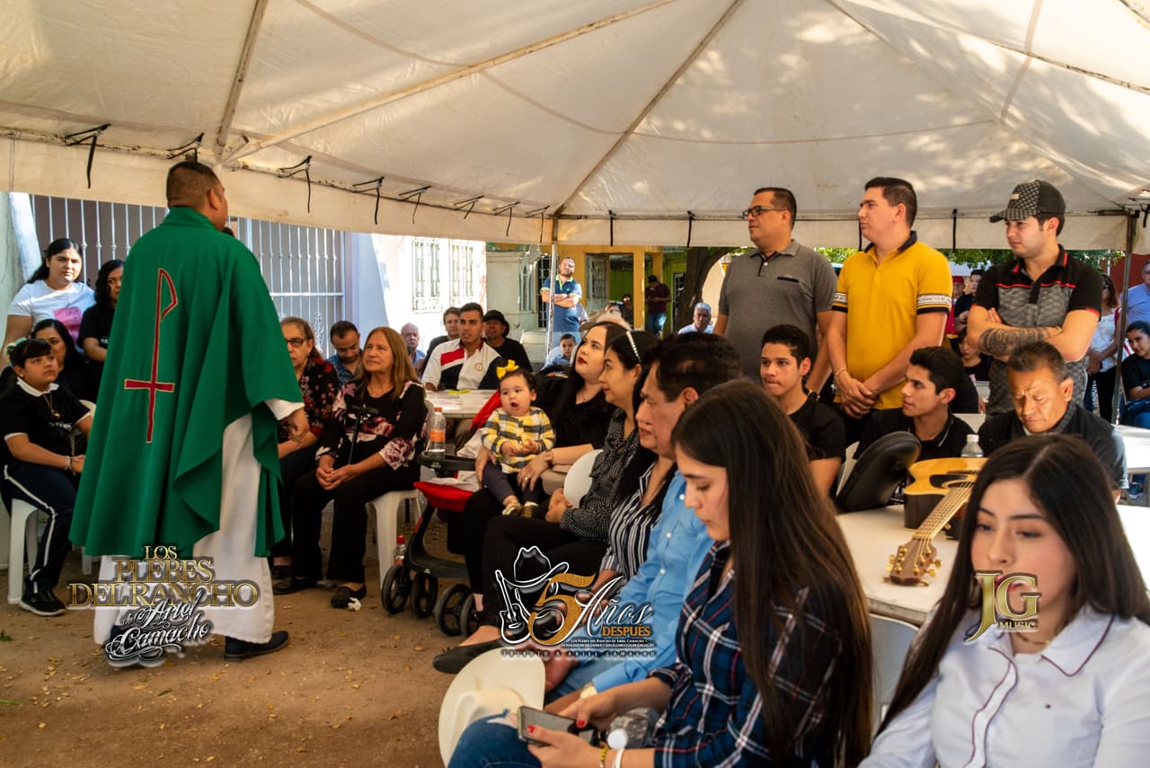 El material contiene 15 temas que son: "Te Metiste", "El Señor de los Cielos", "El Mentado", "Arrodillate", "Entre Platicas y Dudas", "La Bruta (Una Mula Resulto), "La Fuga del Dorian", "Reflejos del Viejo", "Los Talibanes del Prieto", "El Del Tatuaje", "La Vida Ruina", "El Toro Encartado", " Cada Quien", "El Árbol del Mayo" y "Ya Lo Superé".