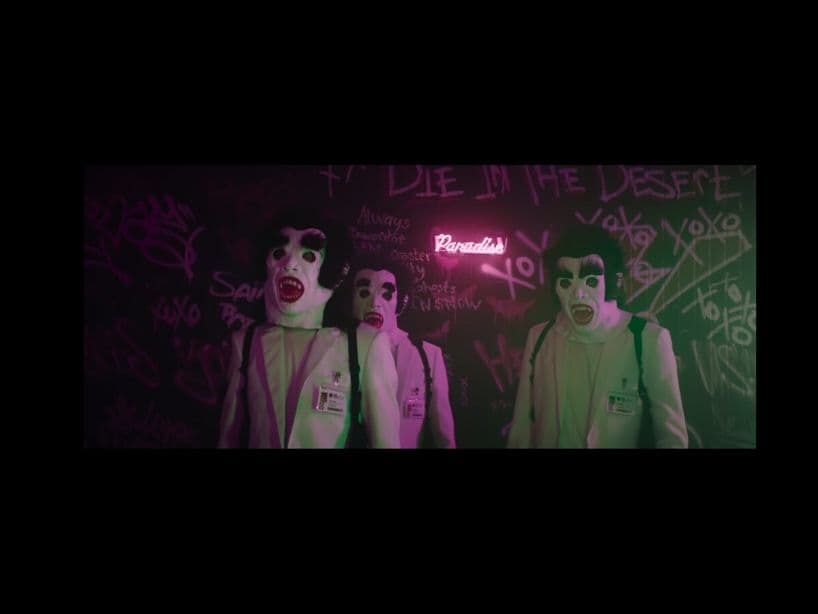 Más allá de lo evidente, en las paredes está escrito las letras "XoXo", las cuales se usaban para mandar besos y abrazos. También fue el final del mensaje que escribió la banda en su cuenta de Instagram en la primer foto en la que aparecen sobre el escenario, desde el anuncio de su regreso.