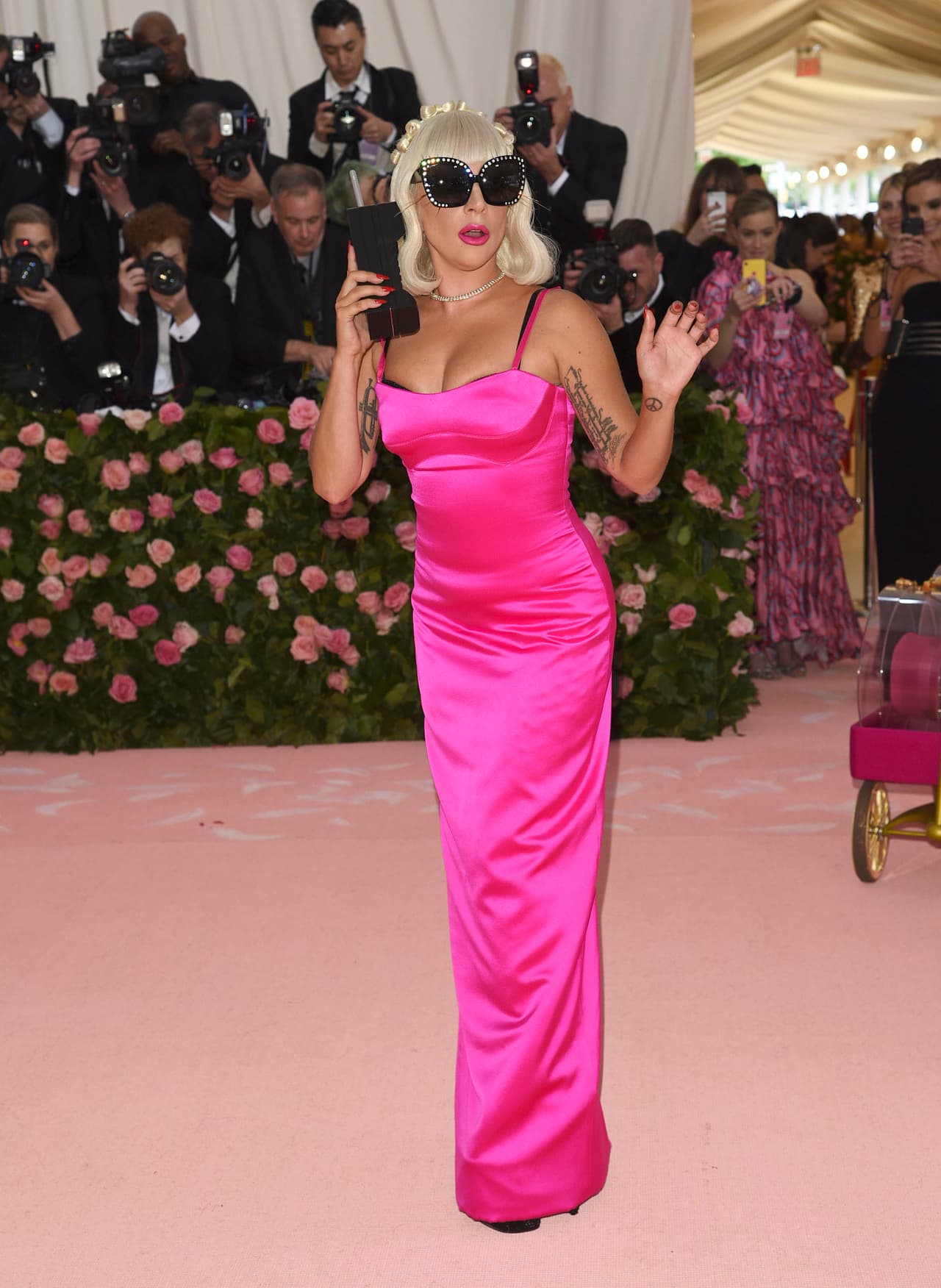Tras dos capas de ropa, Gaga mostró otro vestido rosa, pero esta vez, más entallado.