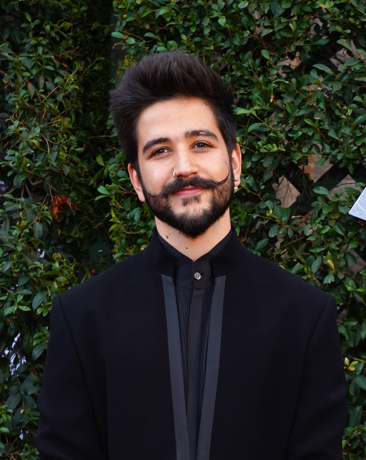 Camilo tocó en ‘Se Agradece’ con una foto de Evaluna pegada en su guitarra