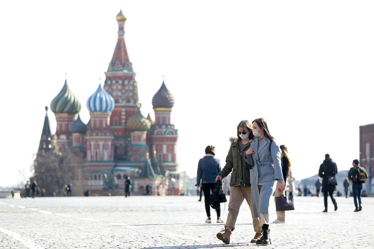 Moscú, Rusia.
<br>
<br>Aunque las medidas de seguridad tomadas en el país todavía no son tan extremas como en otros lugares, las calles están casi vacías, y las pocas personas que salen a la calle lo hacen con cubrebocas.
