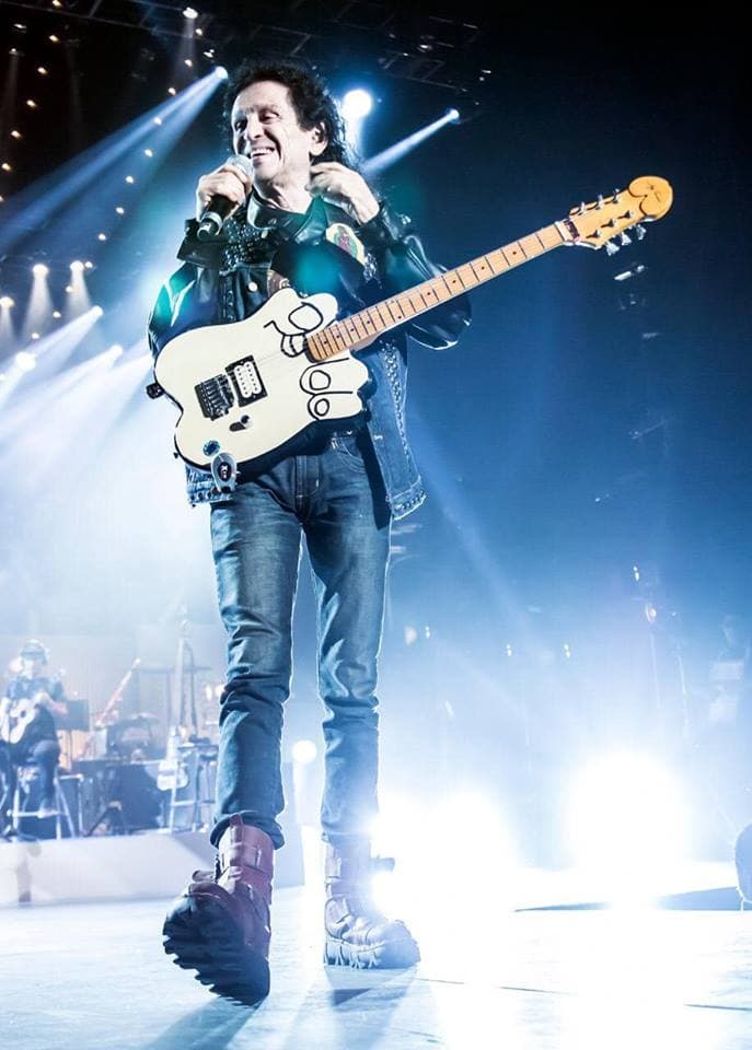 Alex Lora vuelve al Vive Latino con su emblemática voz y su rock. El Tri vuelve a uno de los festivales preferidos de la banda mexicana. Los clásicos de la banda serán escuchados de nueva cuenta en el Vive Latino 2019. Sino te quieres perder al Tri en el Vive, tendrás que visitar el escenario Indio el Domingo 17 de marzo.