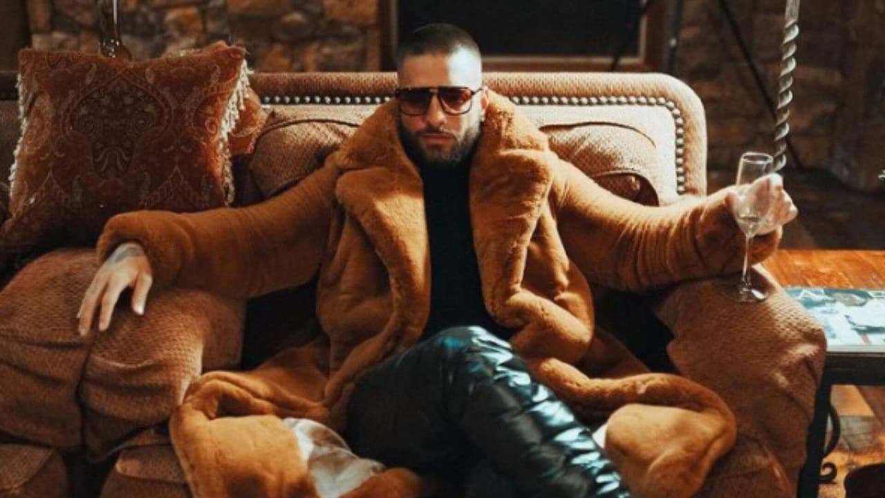 Maluma celebra su cumple rociándose champagne en la cabeza