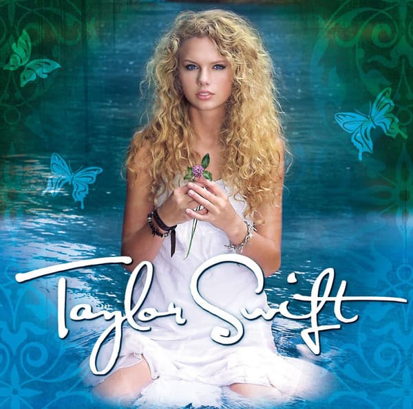En 2005, Taylor se volvió una de las primeras artistas en firmar con la disquera Big Machine Records. Un año después, en octubre de 2006 saldría su primer disco: 'Taylor Swift', mismo que logró llegar hasta el número 5 en el Billboard Hot 200 de EEUU.