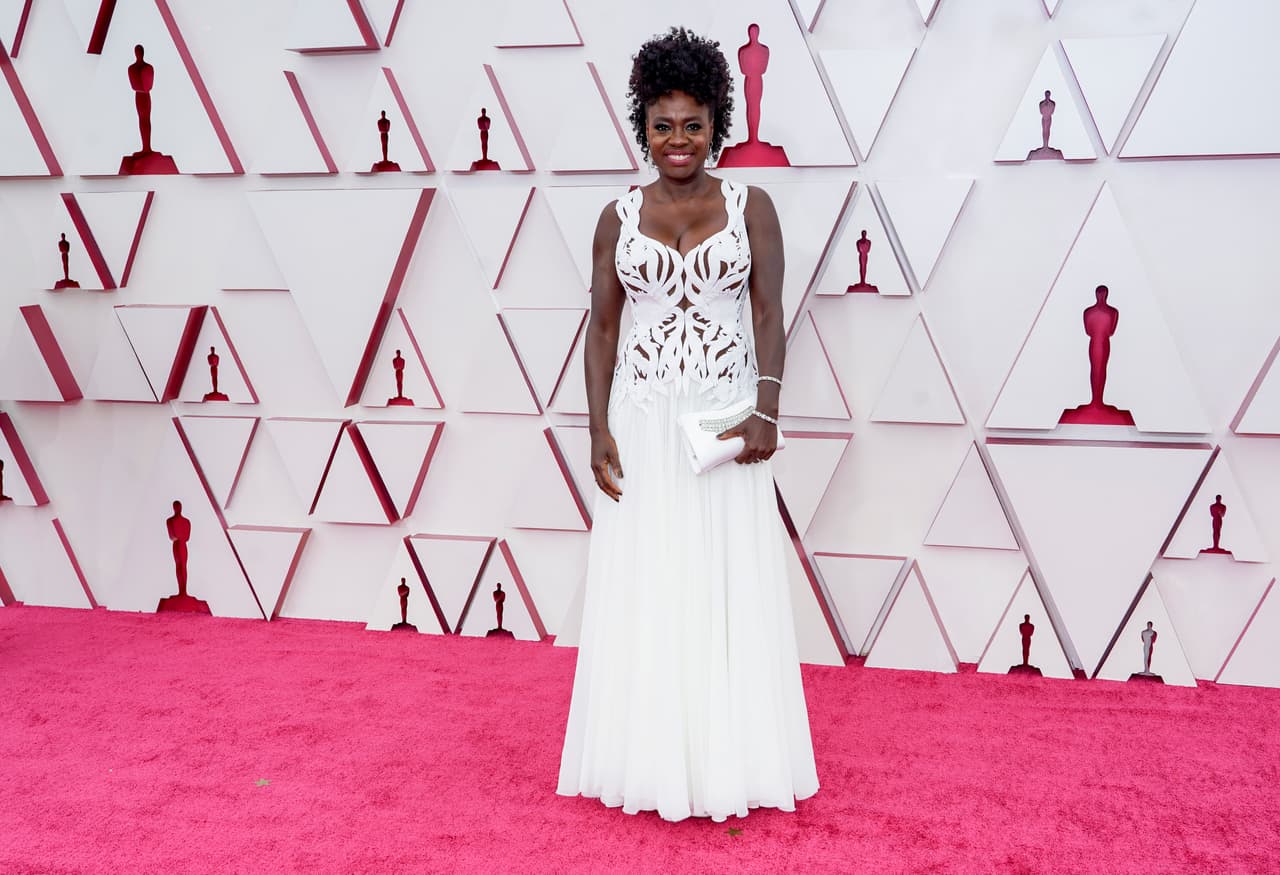 Viola Davis está nominada como mejor actriz por su papel en '
<i>Ma Rainey's</i> Black Bottom'. Se presentó a la alfombra roja con un vestido blanco de Alexander McQueen