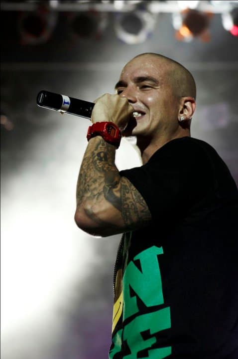 2010 marcó el comienzo de la exitosa carrera de J Balvin, fue en ese año cuando lanzó su primer álbum de estudio, "Real", que pegó con fuerza en su natal Colombia y, además, alcanzó a posicionarse en las listas de 'Tropical Songs' de Billboard en el lugar número 35. En ese entonces el cantante tenía 25 años.