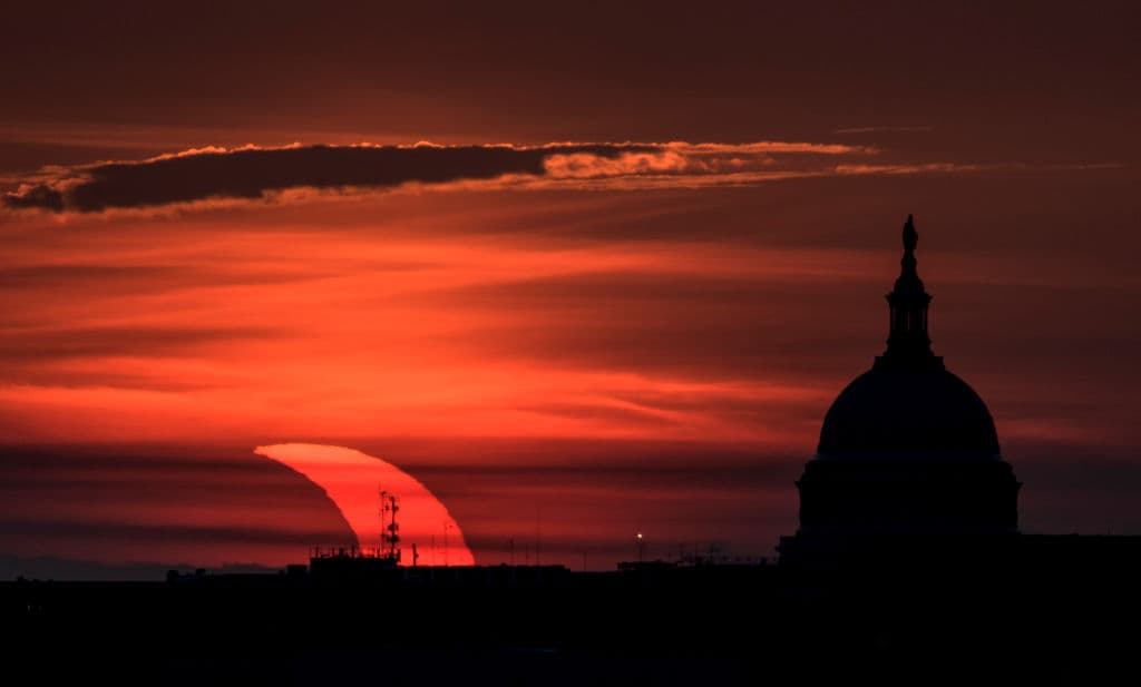 Los espectaculares tonos rojizos fueron provocados gracias a que la luna se interpone en la trayectoria entre el Sol y la Tierra.