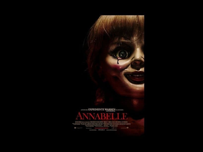 Annabelle (2014)Luego de al menos ocho años de que Annabelle Higgins es adoptada, mata a sus padres y muere con la muñeca en sus brazos.En esta película se muestra como la muñeca poseída por Annabelle intenta apoderarse de la bebé de los Form, la cual es salvada gracias al sacrificio de su amiga, Evelyn.Al final nos muestran como una madre compra la muñeca creyendo que es el regalo perfecto para su hija que estudia enfermería.