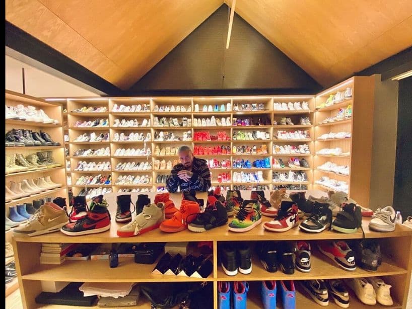 Como la gran colección de tenis que tiene.