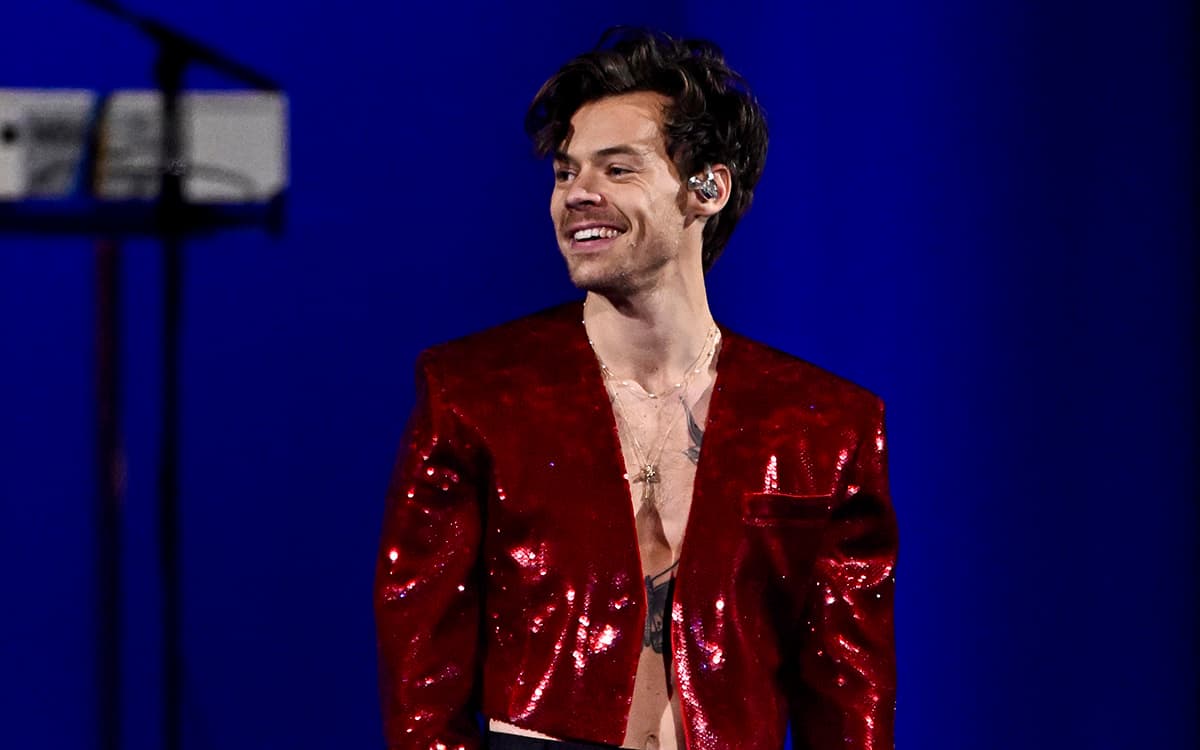 Harry Styles viste playera de One Direction en gimnasio y enloquece a fans