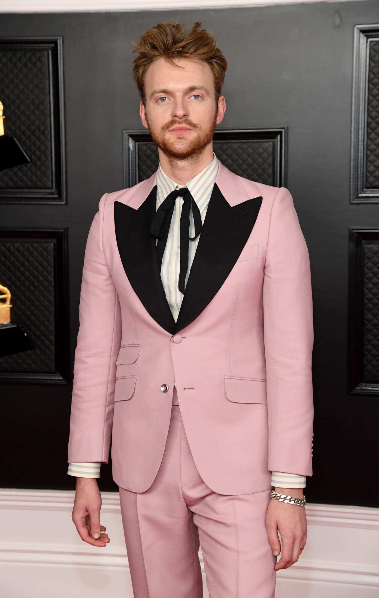 Finneas presumió un espectacular traje rosa con las solapas en contraste negro y fue uno de los mejor vestidos de la noche por parte de los hombres.