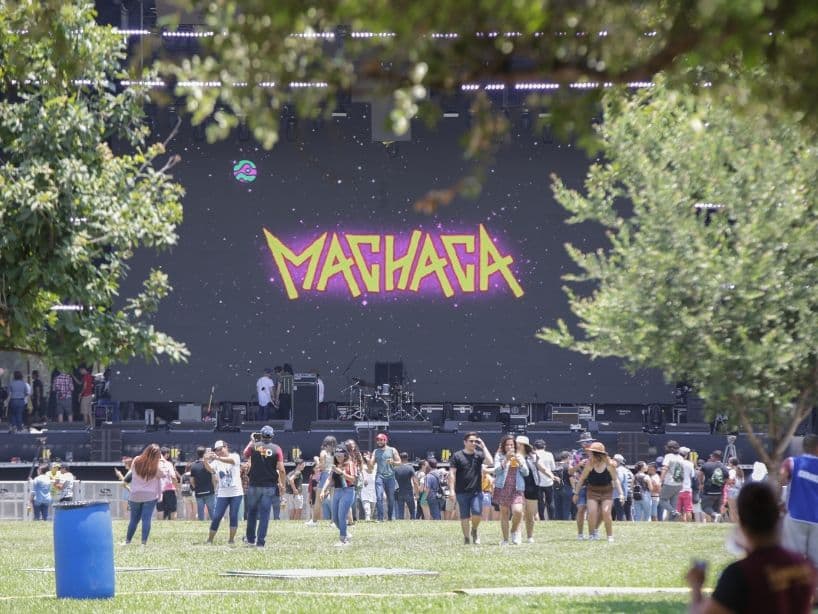 La octava edición del Machaca Fest abrió sus puerta en punto de las 12:00 horas y comenzó a recibir a todos los amantes de la música que no les importó el calor de Monterrey, Nuevo León.