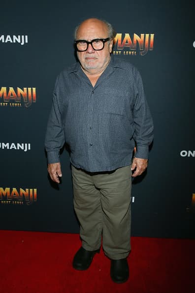El actor y productor, Danny DeVito, mide menos que Bob Esponja; 1.47 metros.