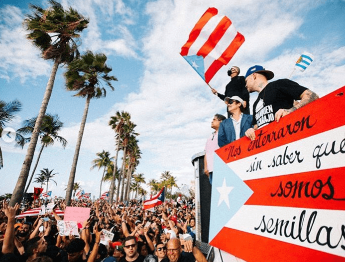 Las protestas también se deben a una crisis de deuda y la respuesta fallida ante el huracán María, desastre natural que afectó gravemente a la isla de Puerto Rico en 2017.