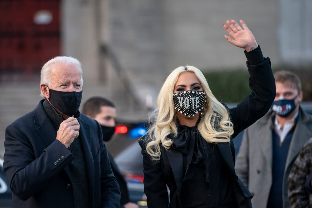 Lady Gaga ha sido muy vocal en su descontento hacia Donald Trump, tanto que, para el evento de cierre de campaña de Joe Biden, se unió al candidato demócrata. La cantante hizo enojar a Trump al mostrar su apoyo a Biden, lo que ocasionó las risas de Gaga, "me hace feliz saber que vivo en tu cabeza sin pagar renta", respondió.