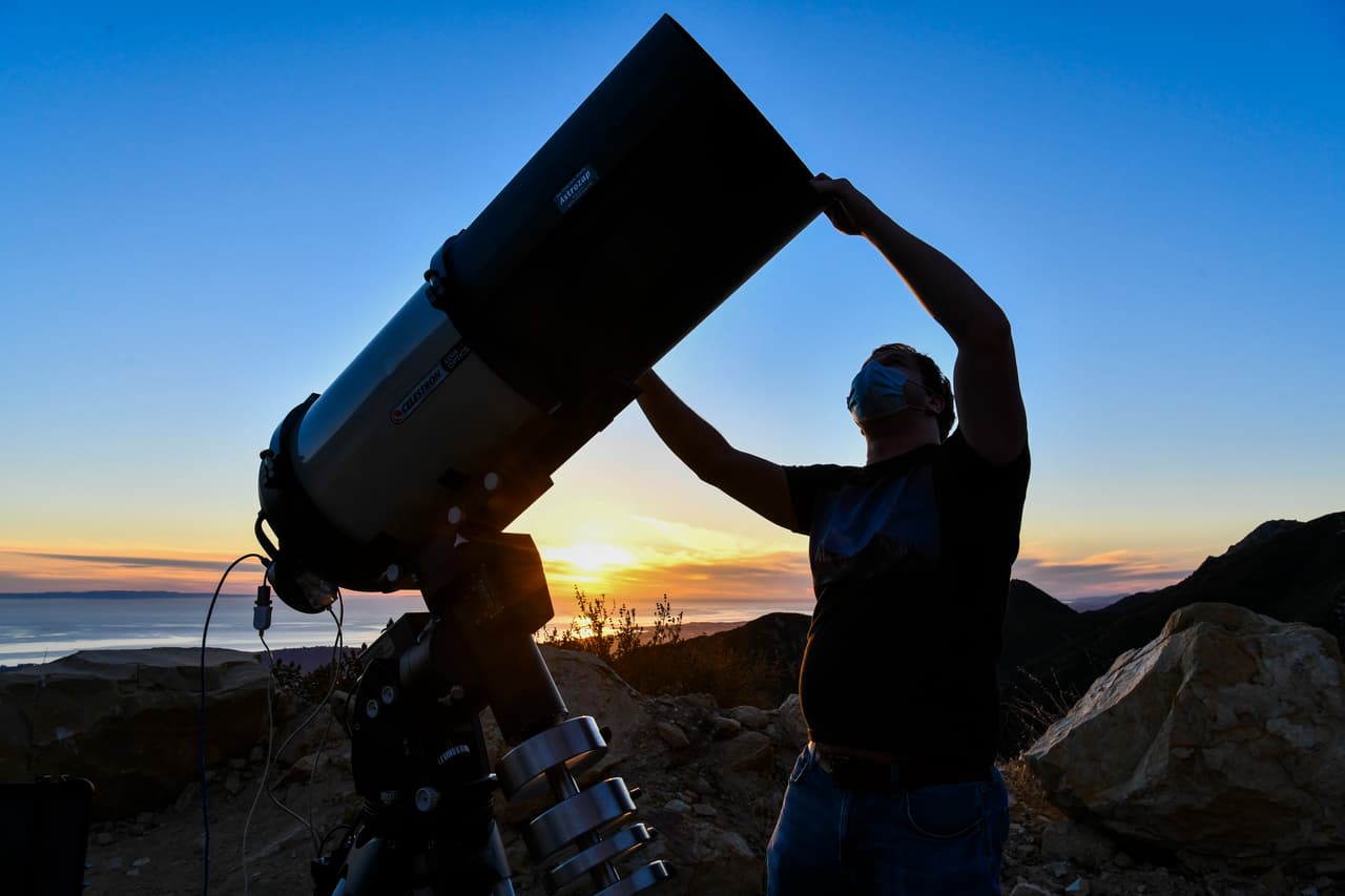 Miles de personas se prepararon para ver lo que sería un fenómeno único este 21 de diciembre. La gran conjunción de Júpiter y Saturno no ocurría desde 1623 y habían pasado casi 800 años desde que se alinearon de noche, motivo por el que desde Santa Bárbara, California, este astrónomo lo observó con su telescopio.