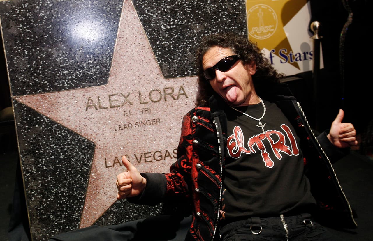 El cantante Alex Lora, vocalista y líder de El Tri es recibido en la Calle de las Estrellas de Las Vegas en el hotel y casino The Mirage en Las Vegas el jueves 23 de octubre del 2008. (Foto AP/Isaac Brekken)