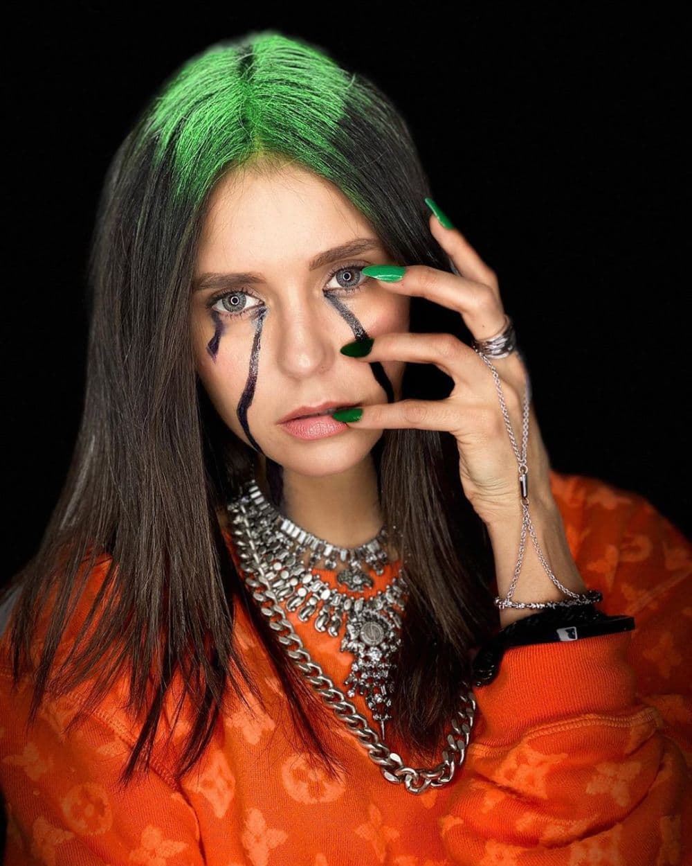 La actriz búlgara, Nina Dobrev, decidió imitar a una de las cantantes del momento, Billie Eilish.