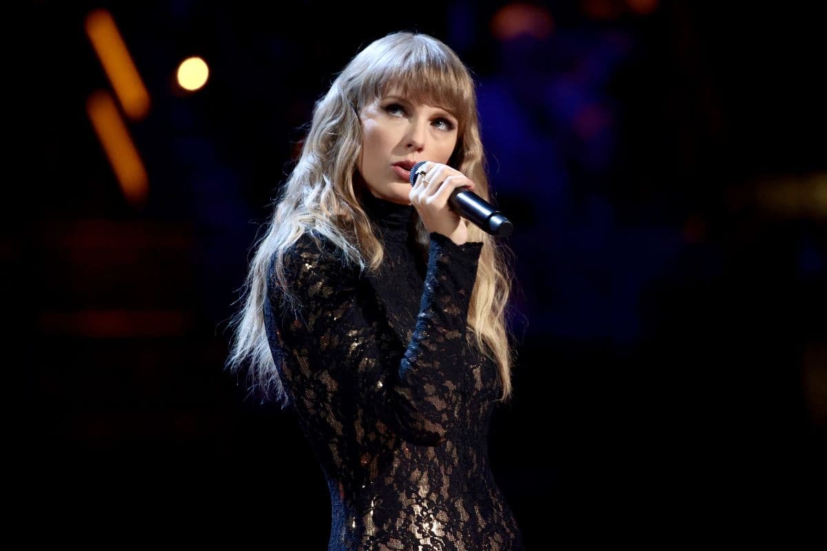 Taylor Swift en el concierto de inducción de artistas Rock & Roll Hall Of Fame en 2021