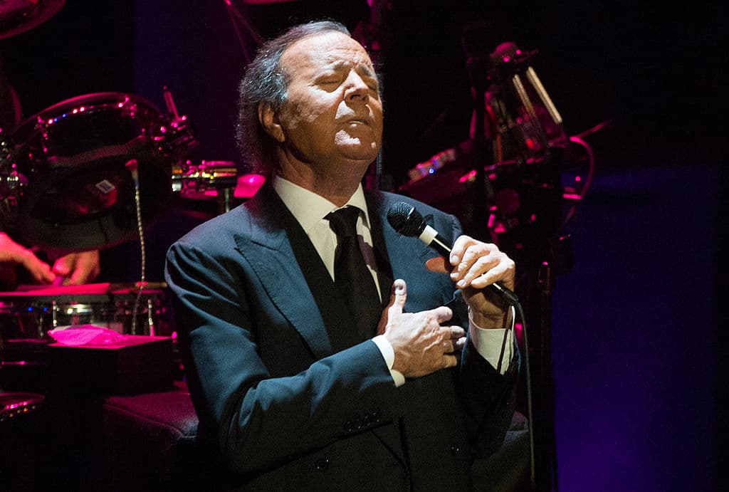 Julio Iglesias es uno de los cantantes que más discos ha vendido en el mundo, pero esto no lo hubiera logrado si una lesión no hubiera detenido su carrera.
<br>
<br>Fue portero en las fuerzas básicas del Real Madrid e incluso logró debutar con el principal equipo de los "merengues".