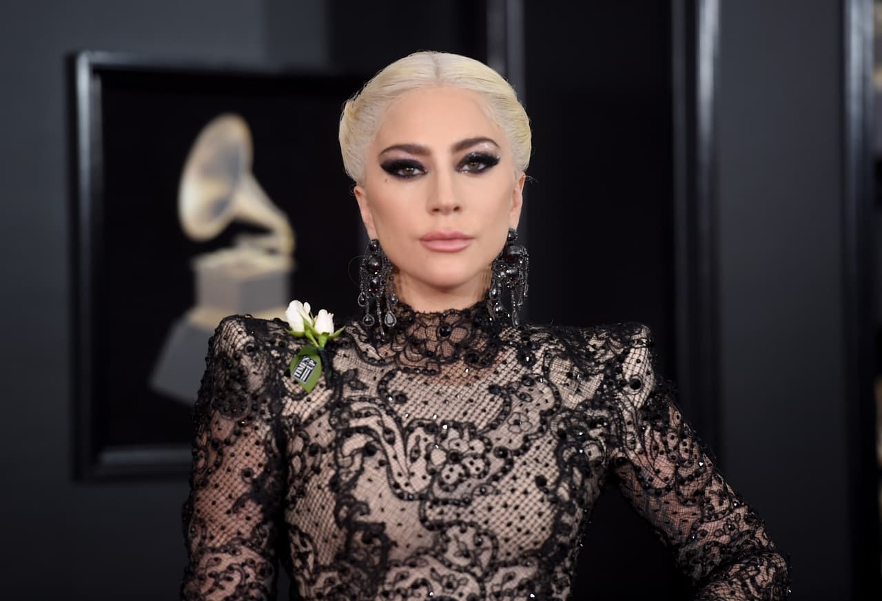Lady Gaga busca a dos de sus perritos, se los quitaron a su paseador en un asalto