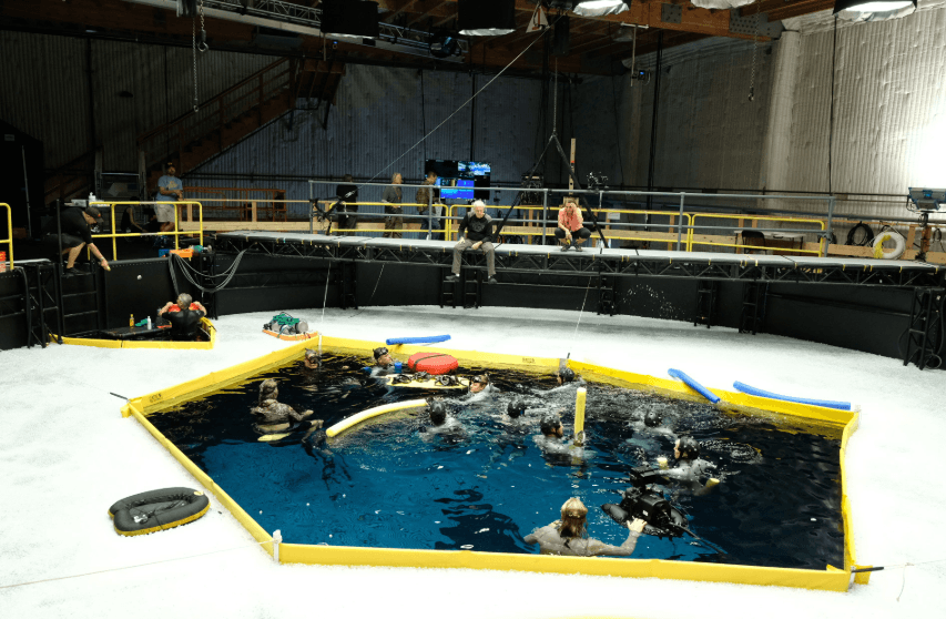 En esta imagen vemos a James Cameron dirigiendo a los actores antes de que se sumerjan bajo el agua para capturar el momento. ¡Cuánta agua!
