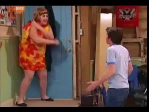 "¿Por qué te vistes como Cristina Saralegui?": lo que le dijo Drake a Josh cuando lo encontró vestido de la señorita Nancy, el alter ego que Josh adoptó para dar consejos en el periódico escolar.