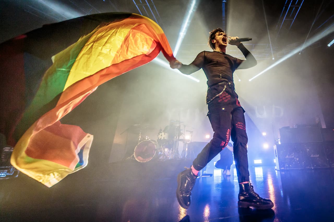 El británico siempre ha tenido la personalidad rebelde que lo caracteriza, en la escuela era ese alumno que le causaba dolores de cabeza a los maestros y compañeros de clase porque siempre decía las cosas sin filtro.
<br>
<br>Su amor por la música y la falta de interés por el drama escolar, lo llevaron a dejar la escuela cuando tenía 16 años; se mudó a Londres para enfocarse en el rock... y vaya que funcionó.