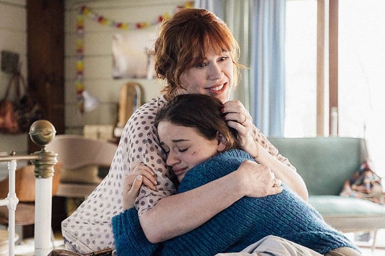 La mamá de los hermanos Flyn es interpretada por la actriz Molly Ringwald, quien también tiene una larga carrera de actriz.
