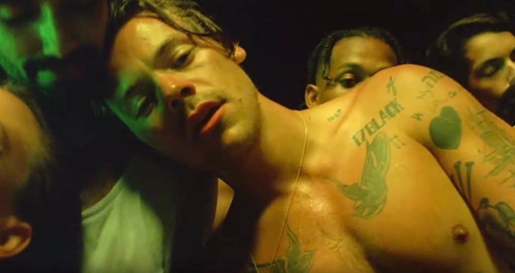 Para presentar "Lights Up", el primer sencillo de su álbum, Harry lanzó un video en el que se deja ver sin playera, en un mar de hombres y mujeres que pasan sus manos sobre su torso mientras el británico canta. El video fue grabado en México.