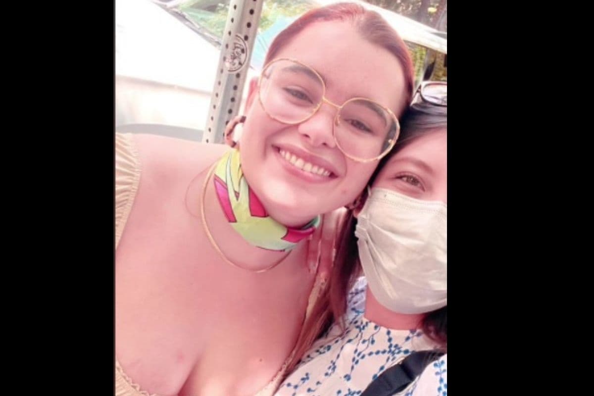 La actriz Barbie Ferreira posó con una fan en la CDMX