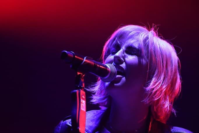 "Black Out Days" fue la primera canción que sonó en su escenario, la presentación cerró con "When I'm Small".