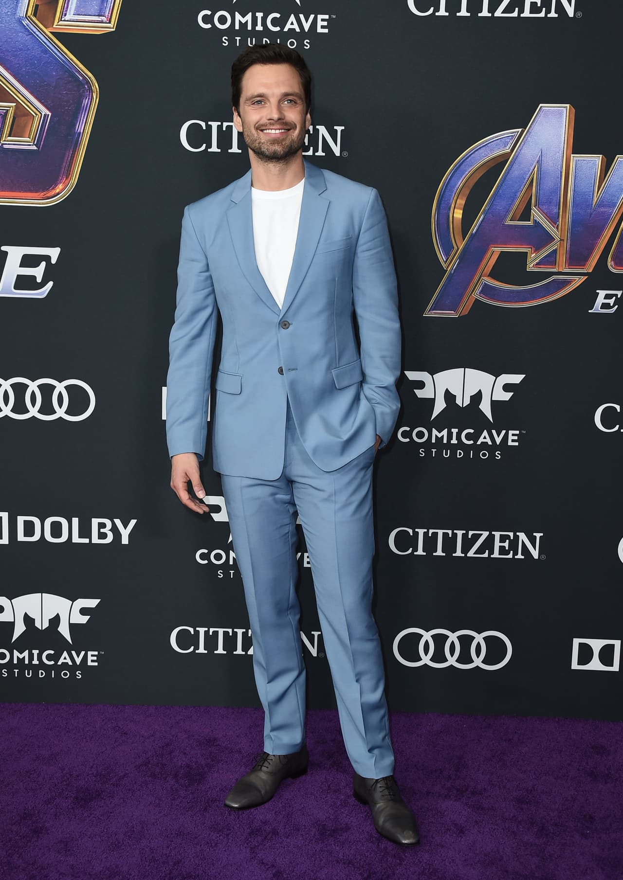 'Bucky', interpretado por Sebastian Stan, vistió con un traje azul claro.