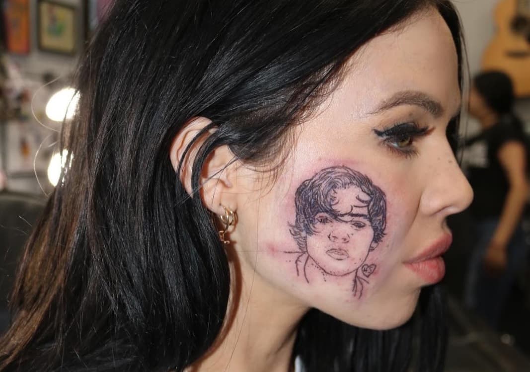 Fan se tatúa a Harry Styles en la cara