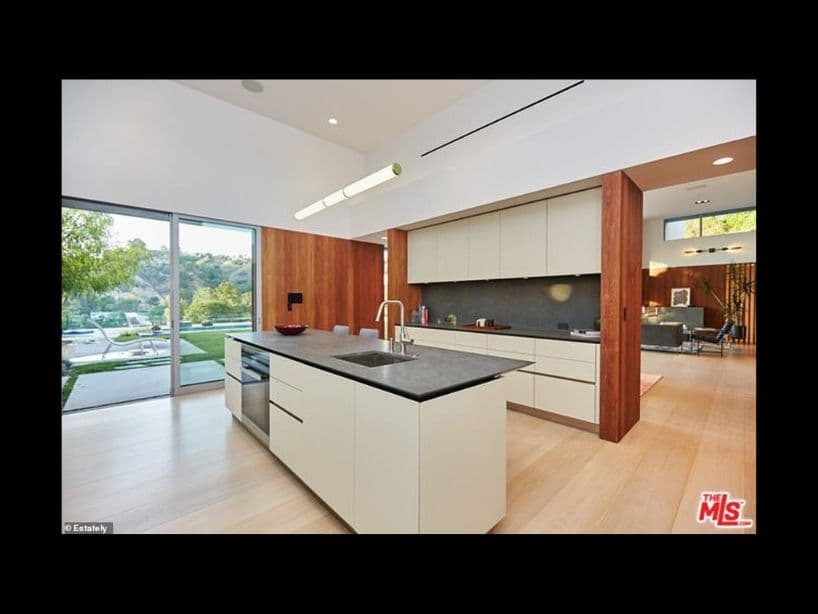 La cocina está detrás del comedor y cuenta con una isla en el centro.