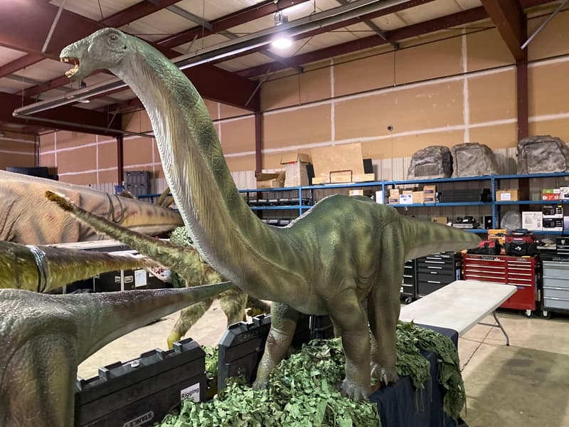 Todos los dinosaurios en la exposición se mueven y generan sonidos.