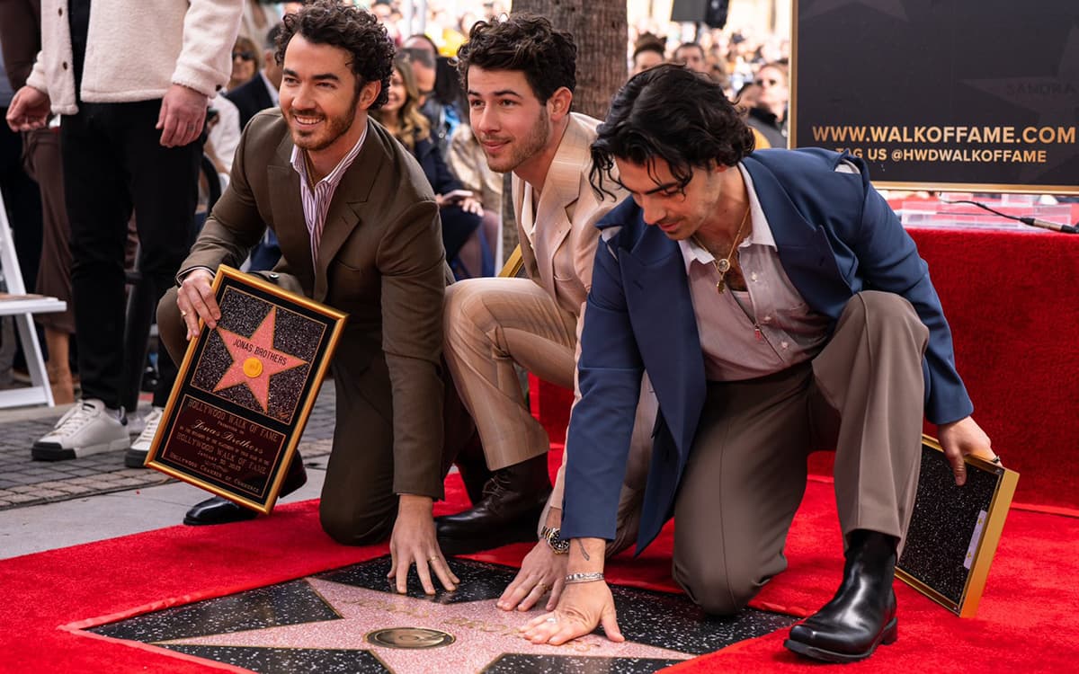 Jonas Brothers celebra su estrella en el Paseo de la Fama con nuevo disco
