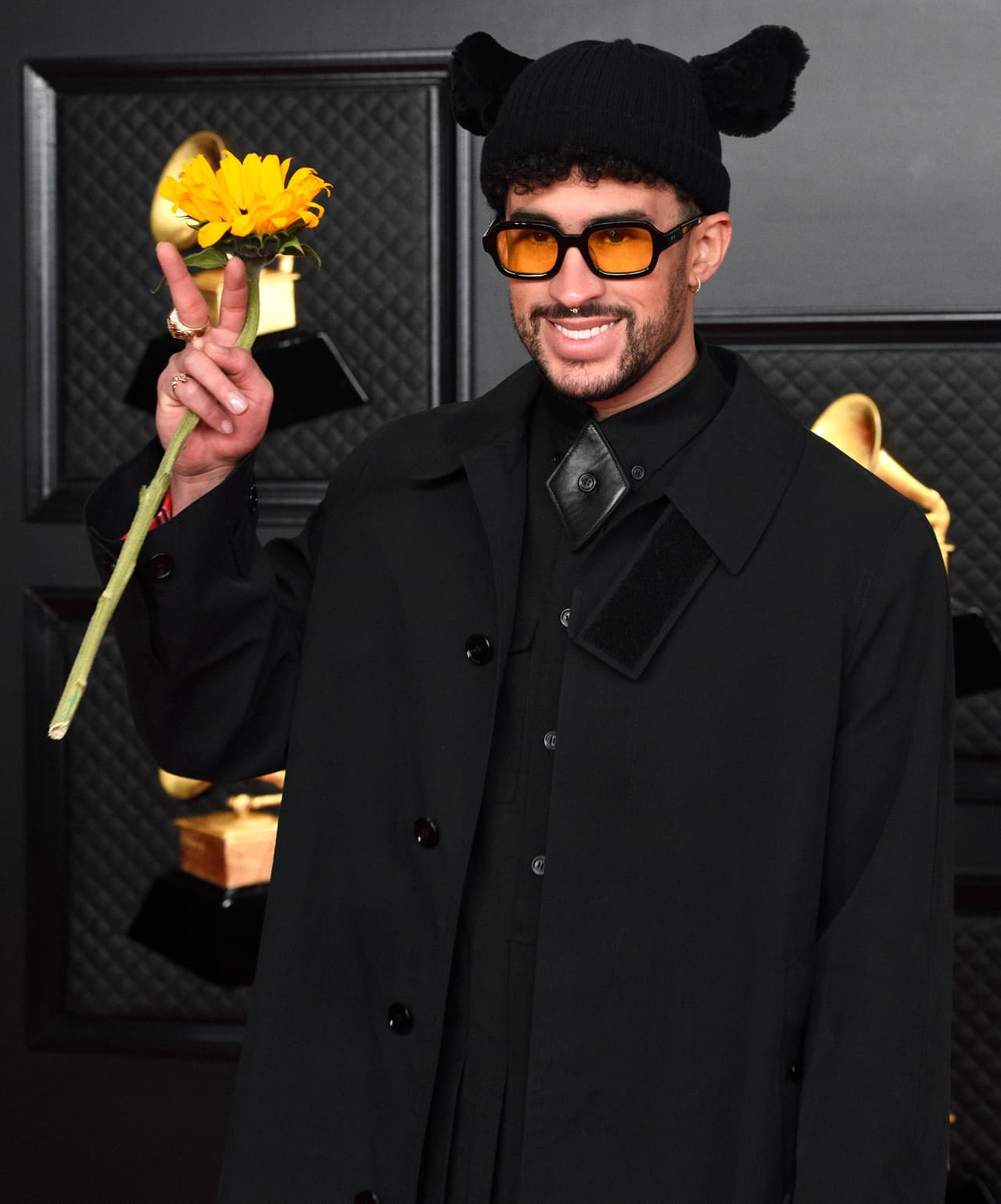 Uno de los looks más comentados fue el de Bad Bunny, quién llegó usando un atuendo completamente negro, un girasol en la mano y un gorro tejido en forma de conejo.